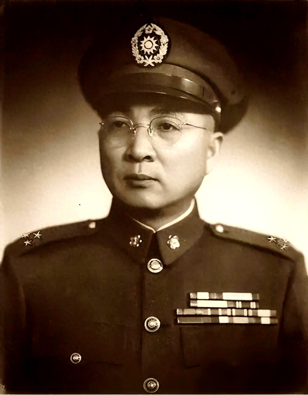 罗卓英与陈诚交谊深厚，职位始终紧随陈诚之后，二人同为保定军校同窗，是土木系的核心