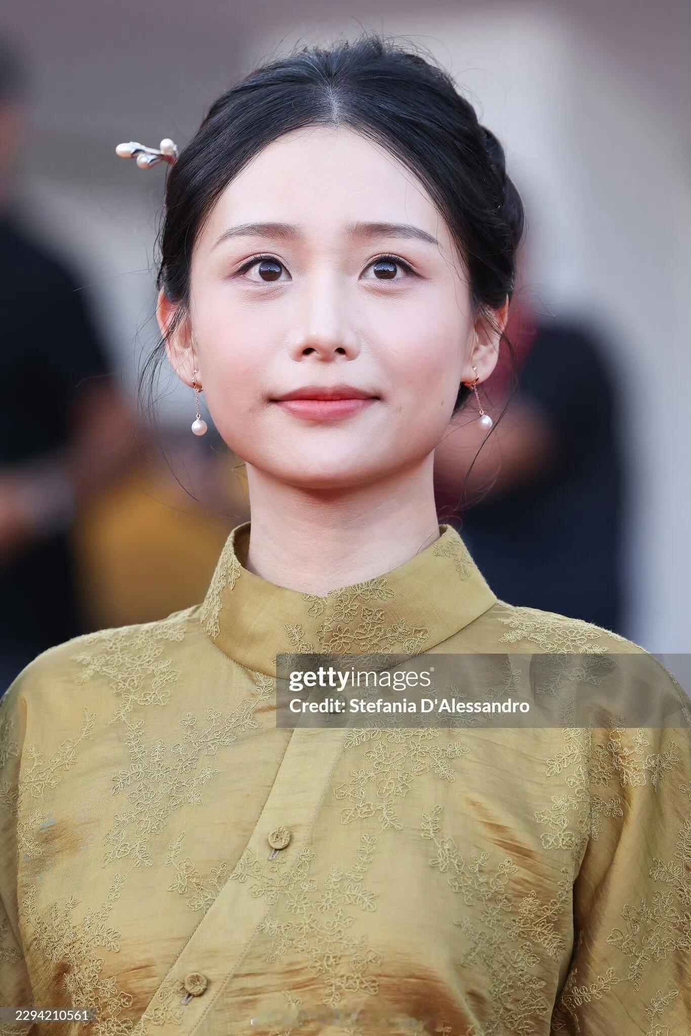 《给阿嬷的情书》女主王晓慧在威尼斯电影节的G社生图，很甜美的长相，也蛮有识别度的