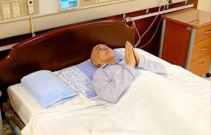 🇰🇭🇨🇳72岁的柬埔寨国王西哈莫尼在北京顺利完成前列腺癌治疗手术后，精神