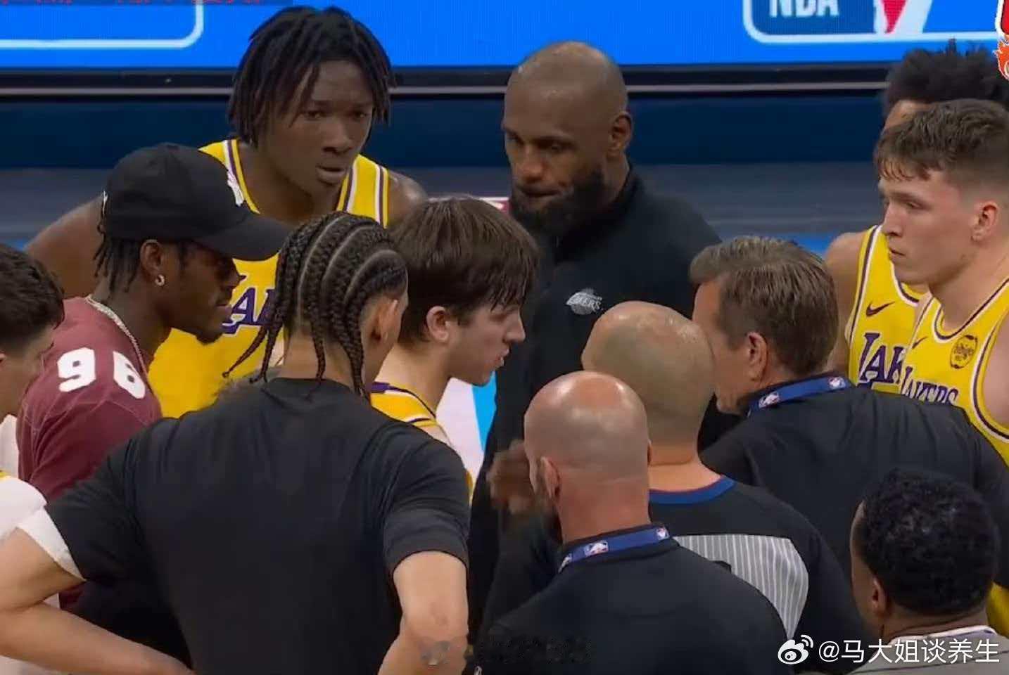 雷霆众将围在一旁笑看湖人与裁判交谈5月8日NBA西部次轮G2后，湖人因判罚争议全