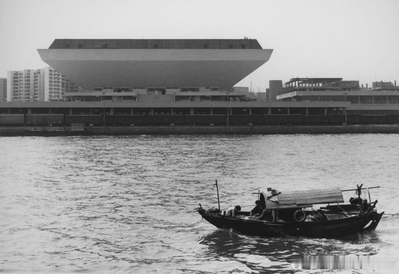 1983年香港，小船与新落成的红磡体育馆历史影像 ​​​