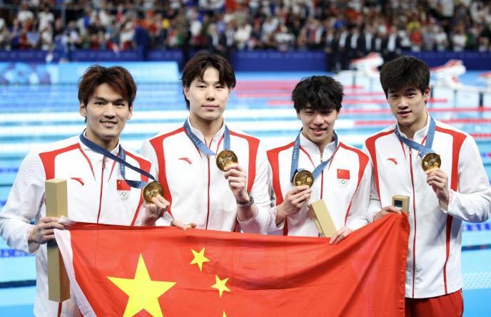 落后整整3秒47！潘展乐下水前全队脸都是黑的，隔壁日本队已经开始准备庆祝了。可谁
