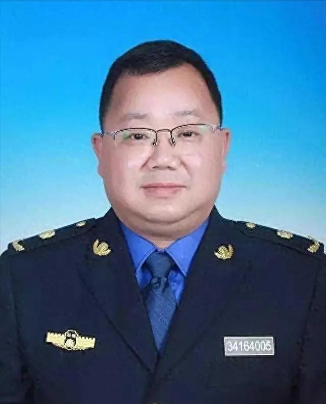 10年前安徽歙县有个叫洪升的副镇长，因为开网约车被罚了五千块，还被撤了职，这事当