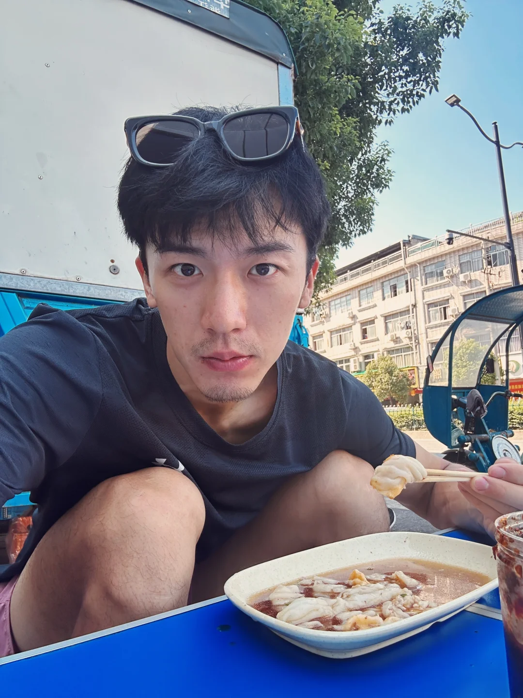 蹲在路边吃肠粉