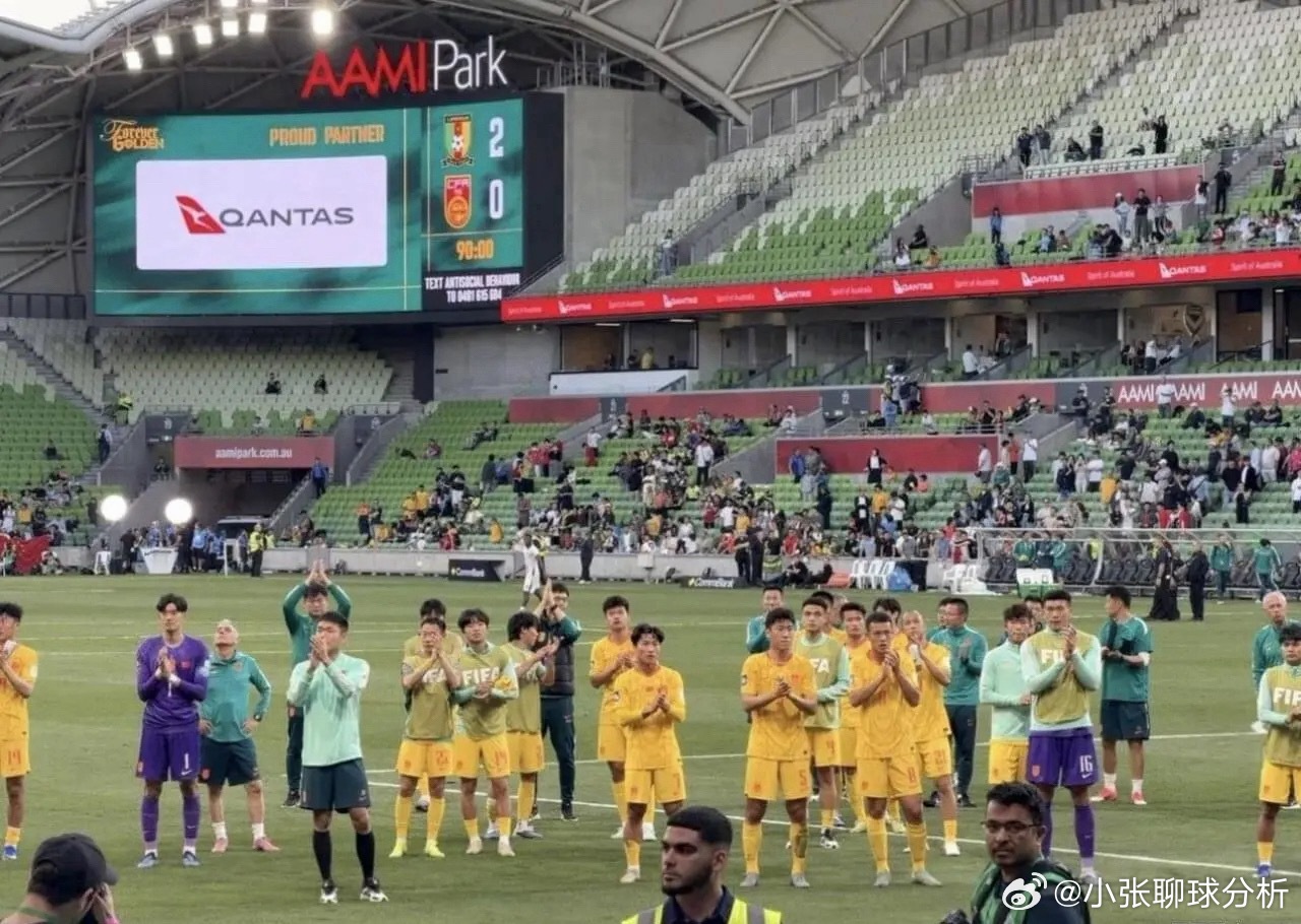 国足与日本差距在哪？李玮锋：无球只会站着 有球只会横传回传北京时间4月3日，国足