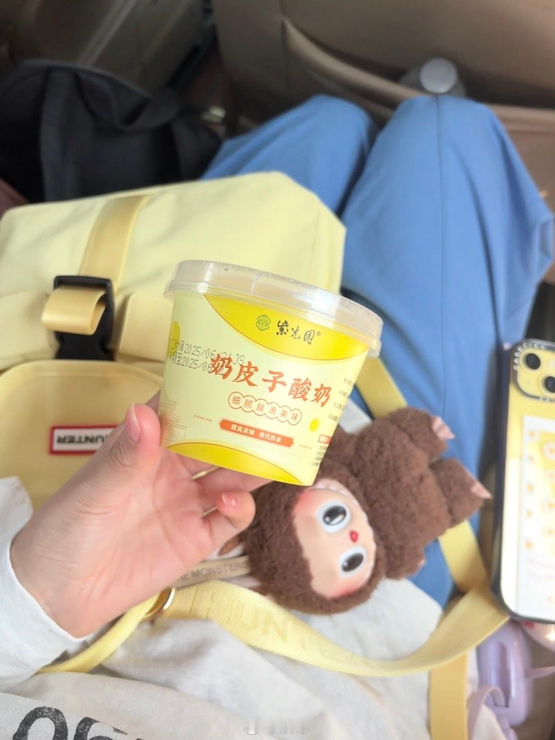 富人新标识：iPhone戴casetify手机壳，同时手上有labubu。lab