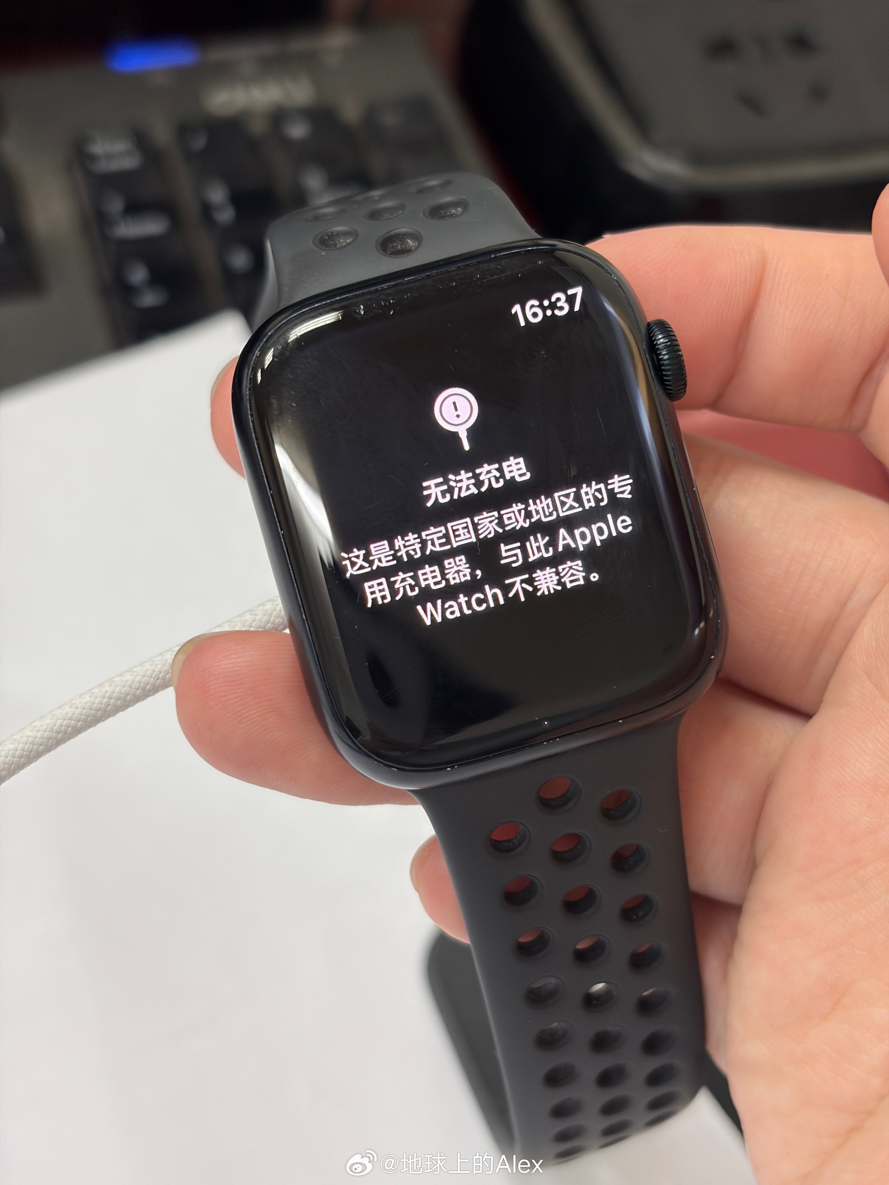 不是，我这AppleWatch11的充电器为啥不能给Watch7充电啊？？？我买