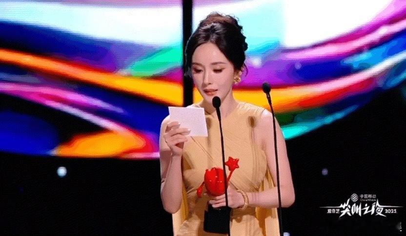 杨幂回复秦海璐 在尖叫之夜替秦海璐领奖，发文感谢，杨幂回复：“为俺嫂子打call