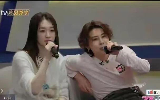 《乘风2026》一公淘汰夜，王濛因不满赛制不公当场黑脸。赵子琪被淘汰后，全员起立