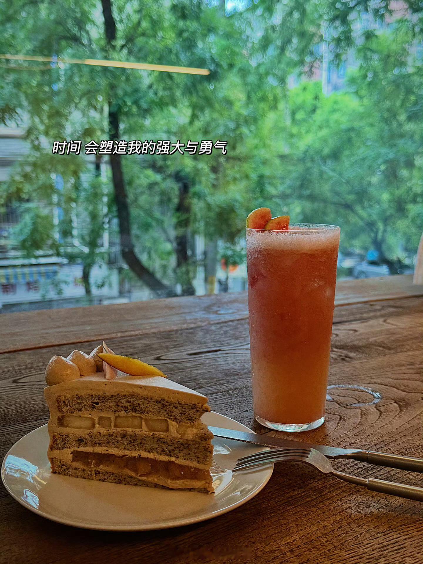 成熟或麻木 或许本就是一体两面 当我终于学会保护自己 也就同时关上了某扇门 