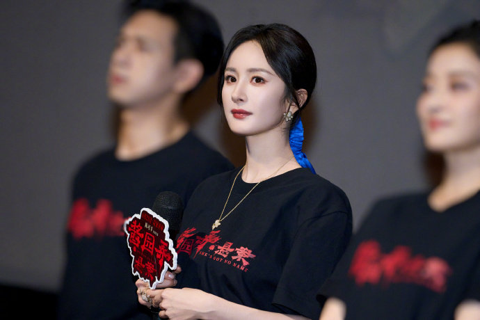 杨幂怼脸眼神戏海报 杨幂王许梅上映海报 杨幂王许梅上映海报，是怼脸眼神戏海报上线
