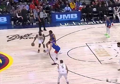 不知道你们发现没有，哈登作为普通球员，还有很多球队对哈登进行包夹，如果不包夹，或