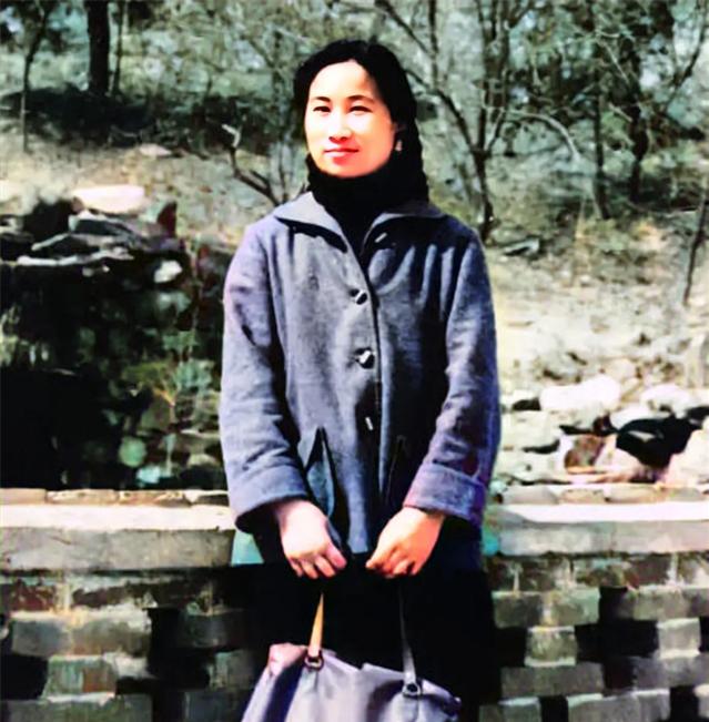 1962年，屠呦呦赴海南工作临行前留影。镜头中的女子穿着朴素，提着拎包，她的相貌