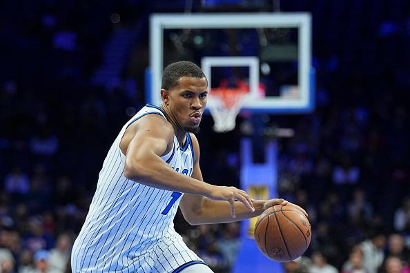 奥兰多魔术在周二宣布裁掉了持双向合同的奥兰多·罗宾逊。
球队此举是为了给新签下的