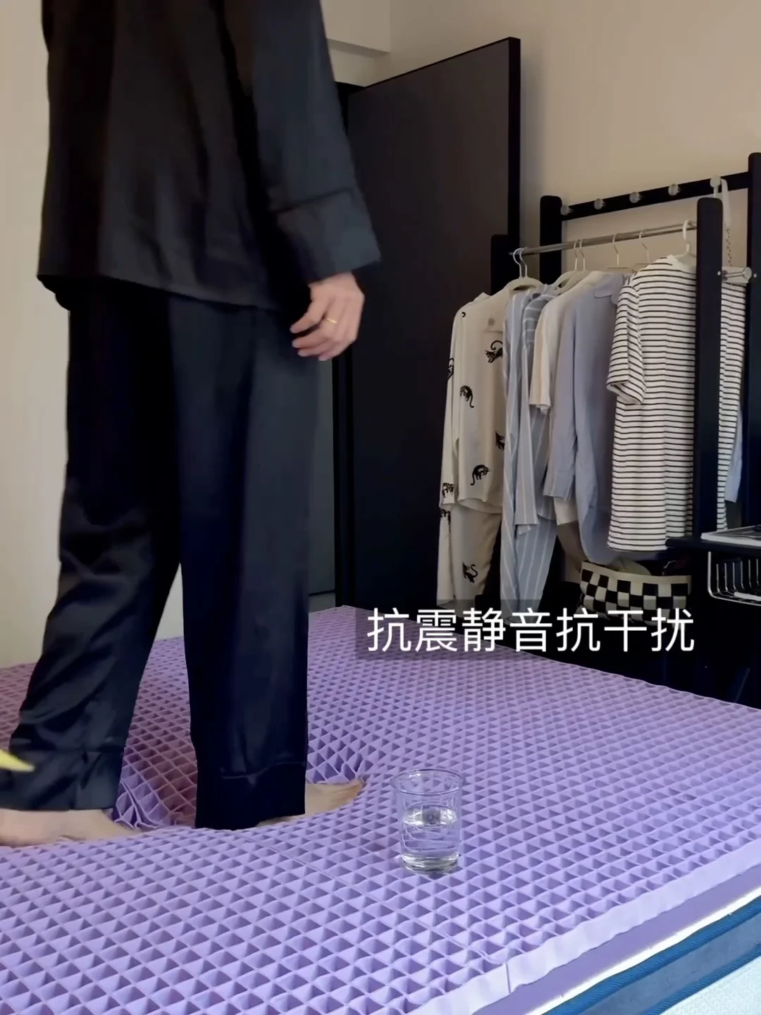 终于买到了一觉睡到天亮的床垫了！ 家里的 9平米的小卧室， 既是温馨小...