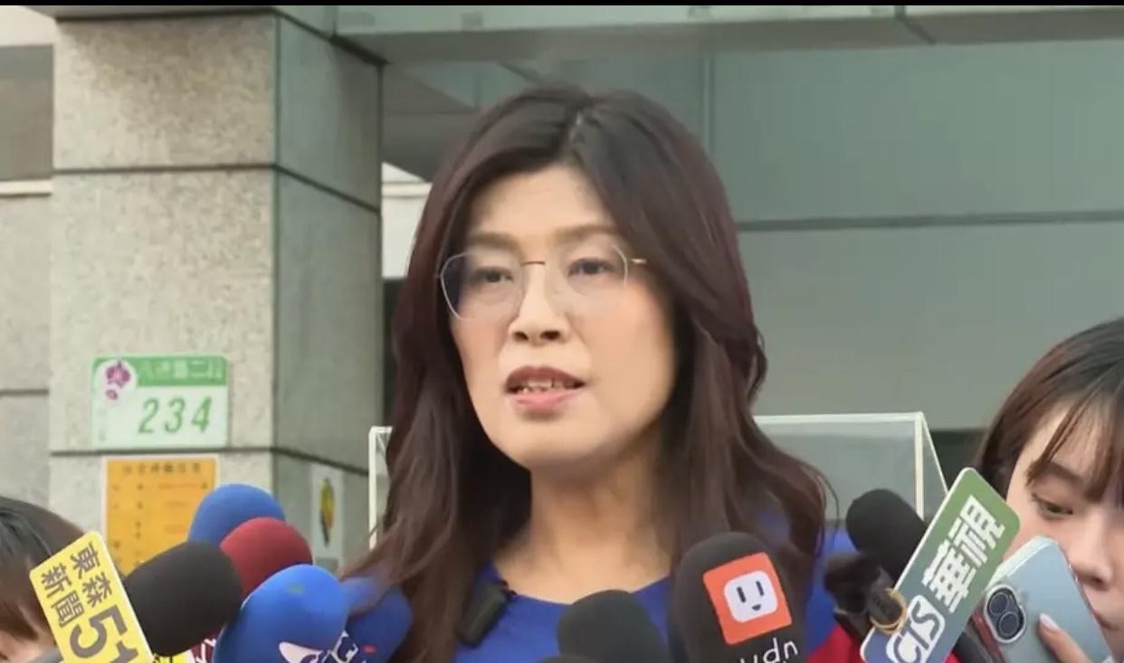 国民党新主席郑丽文直接放话：若民众党跟民进党穿一条裤子，蓝白合作立马歇菜！这话说