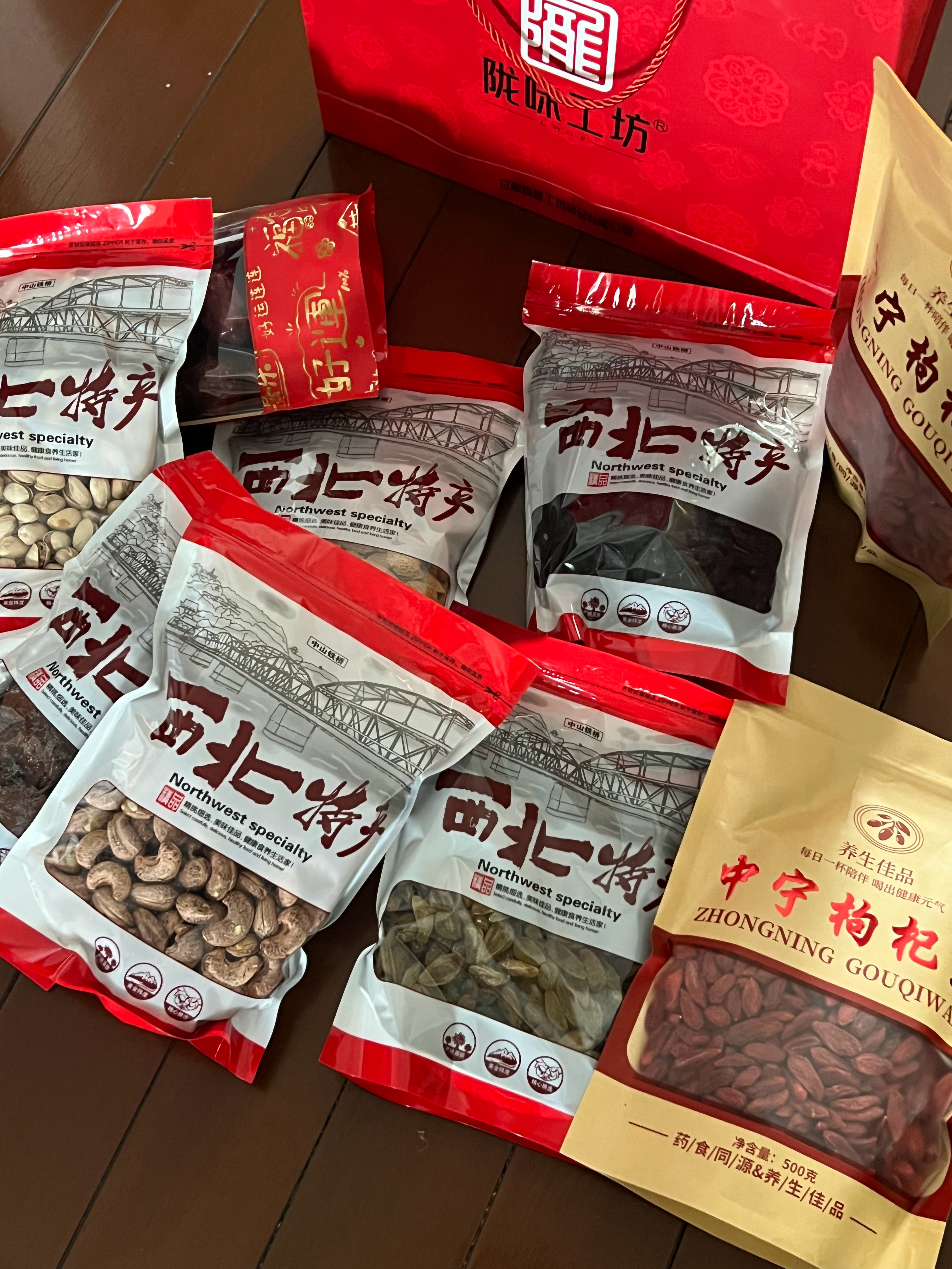 被各位年轻的朋友赏识，夸赞，我表示感谢，被年轻朋友的家长认可，还给带吃的，幸福晕