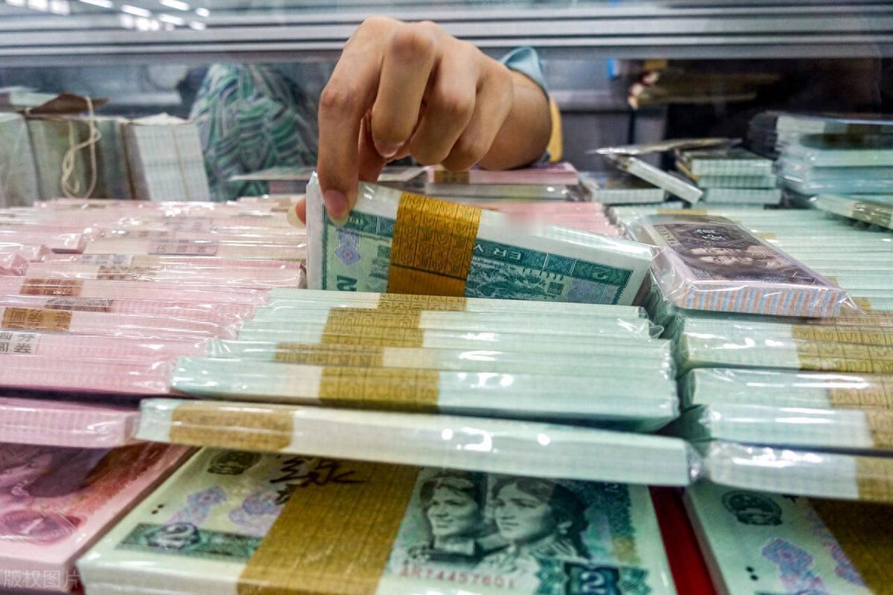 战斗民族现在来借钱了，指明要人民币。
俄罗斯上门借人民币，这波操作把美元霸权干懵