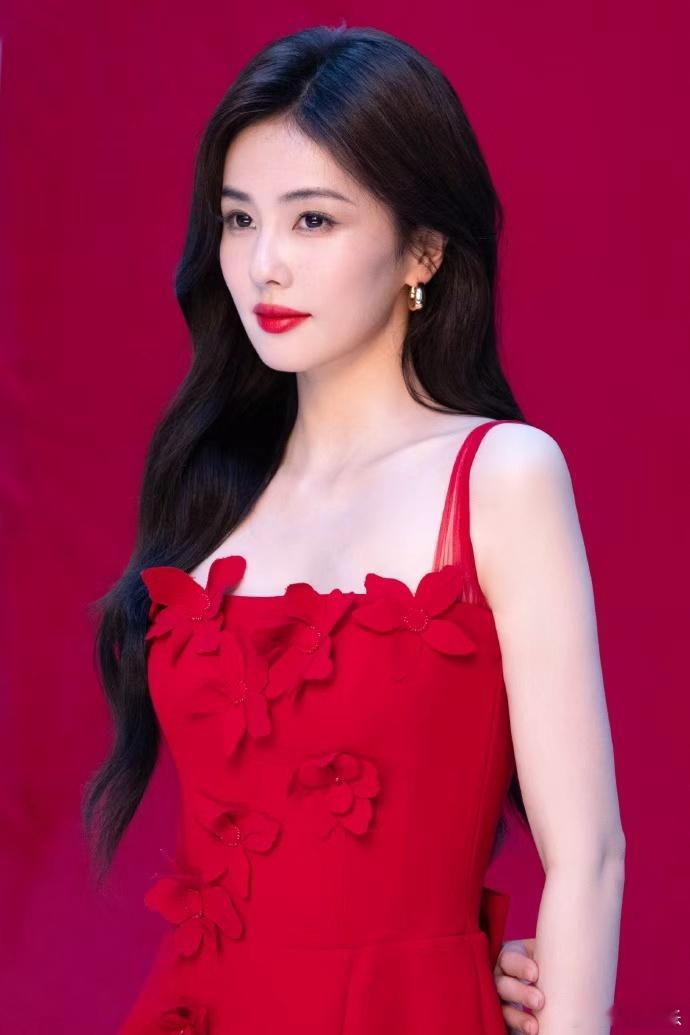 白鹿明媚红裙 白鹿明媚红裙，白鹿红裙花絮照送达，浪漫明媚的鹿鹿上线，一整个被美到