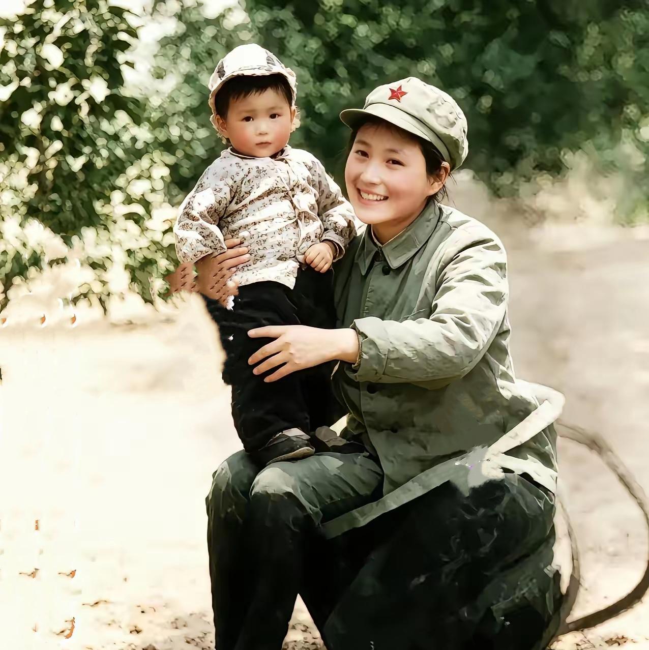 1936年长征刚到会宁，条件苦得很，贺龙媳妇儿𬸣先任坐在背篓上，怀里抱着刚满周