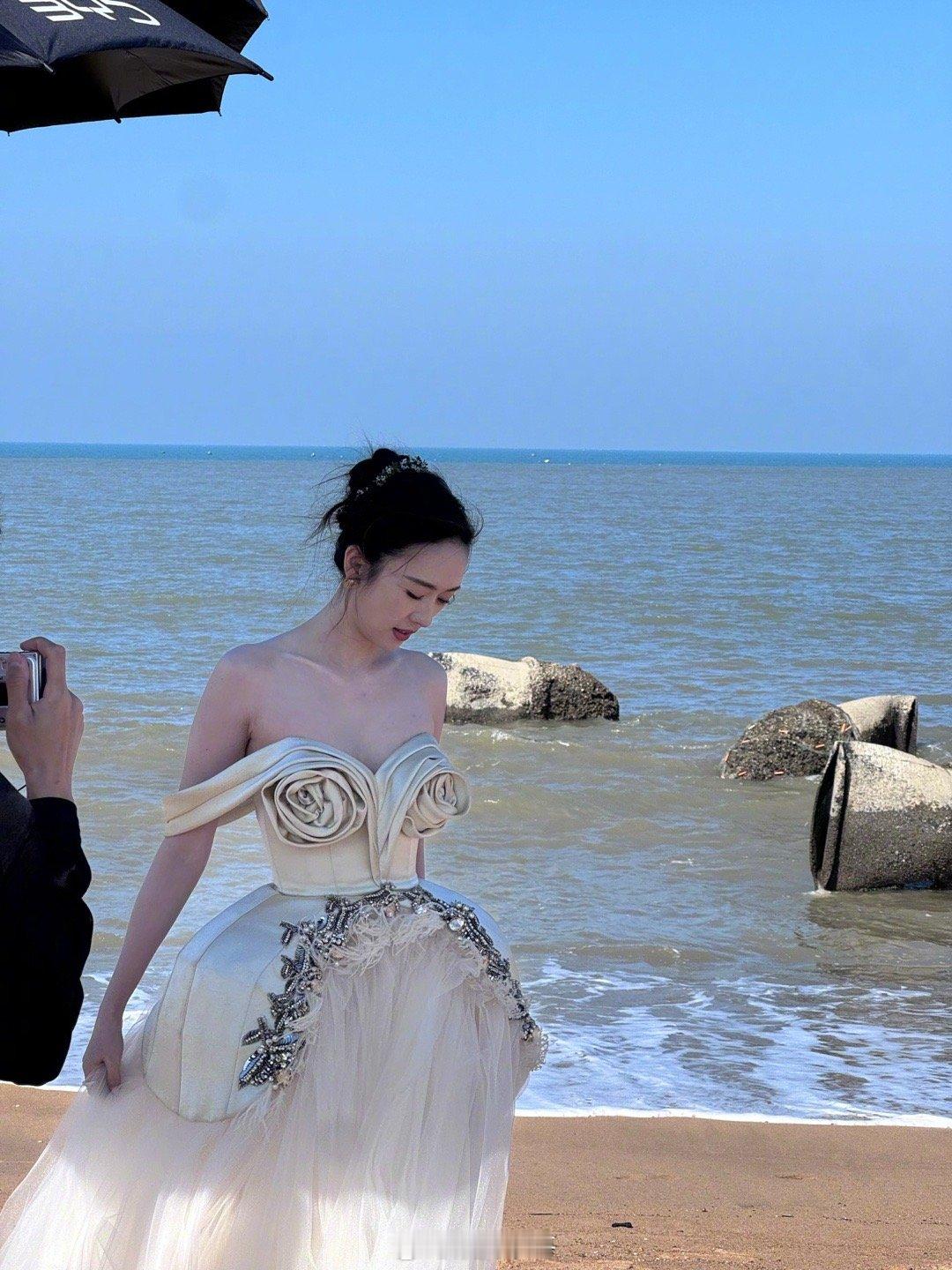 童瑶风格大变 童瑶以全新的风格惊艳亮相，似一只破茧成蝶的精灵。举手投足间，流淌着