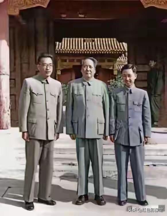 这张彩色修复照片拍摄于故宫，画面中间是毛泽东主席，左右两侧是他的贴身机要秘书。三