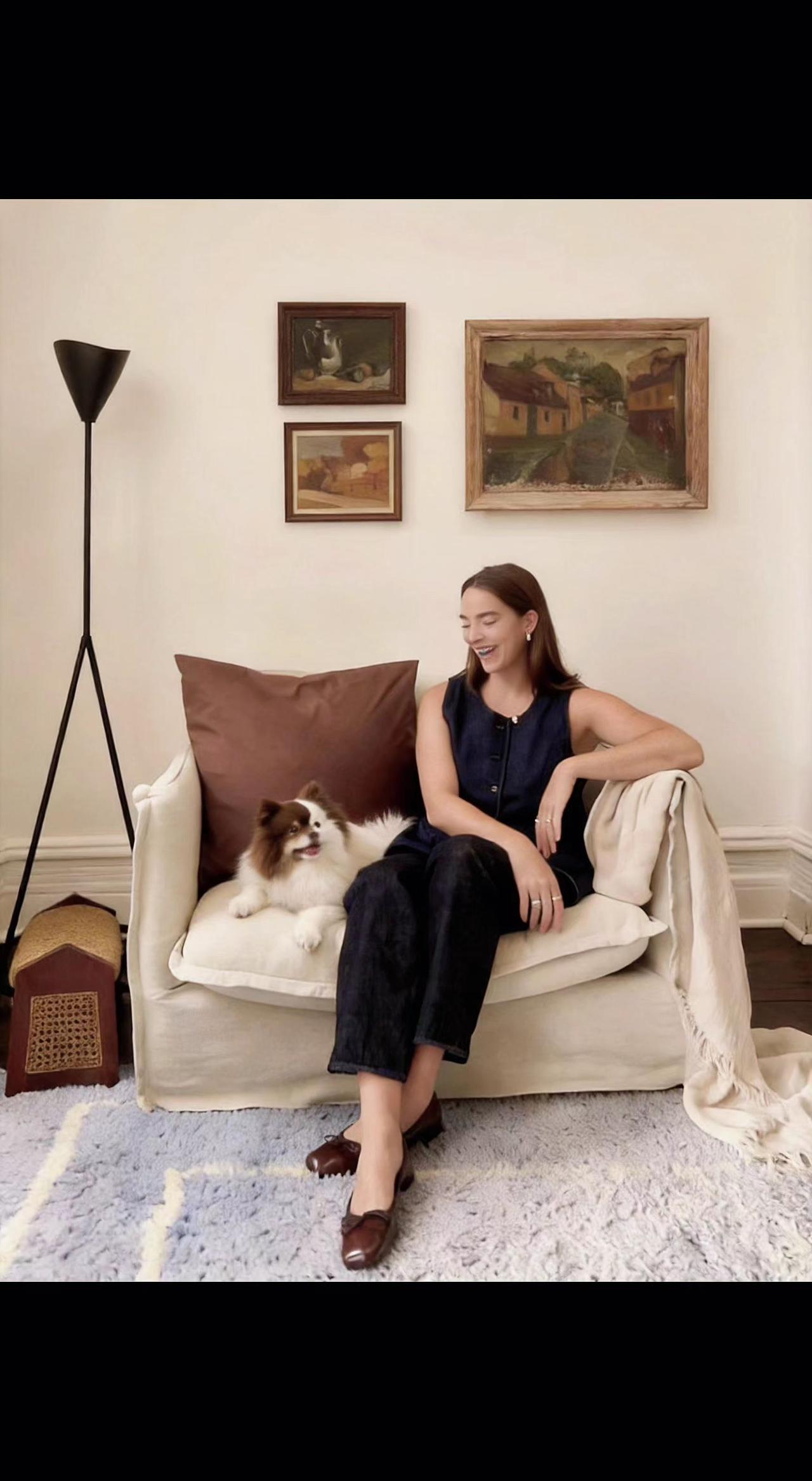 🐾午后阳光偷溜进房间，沙发像块温柔的云☁️。一人一犬，时光都慢成了画框里的诗✨