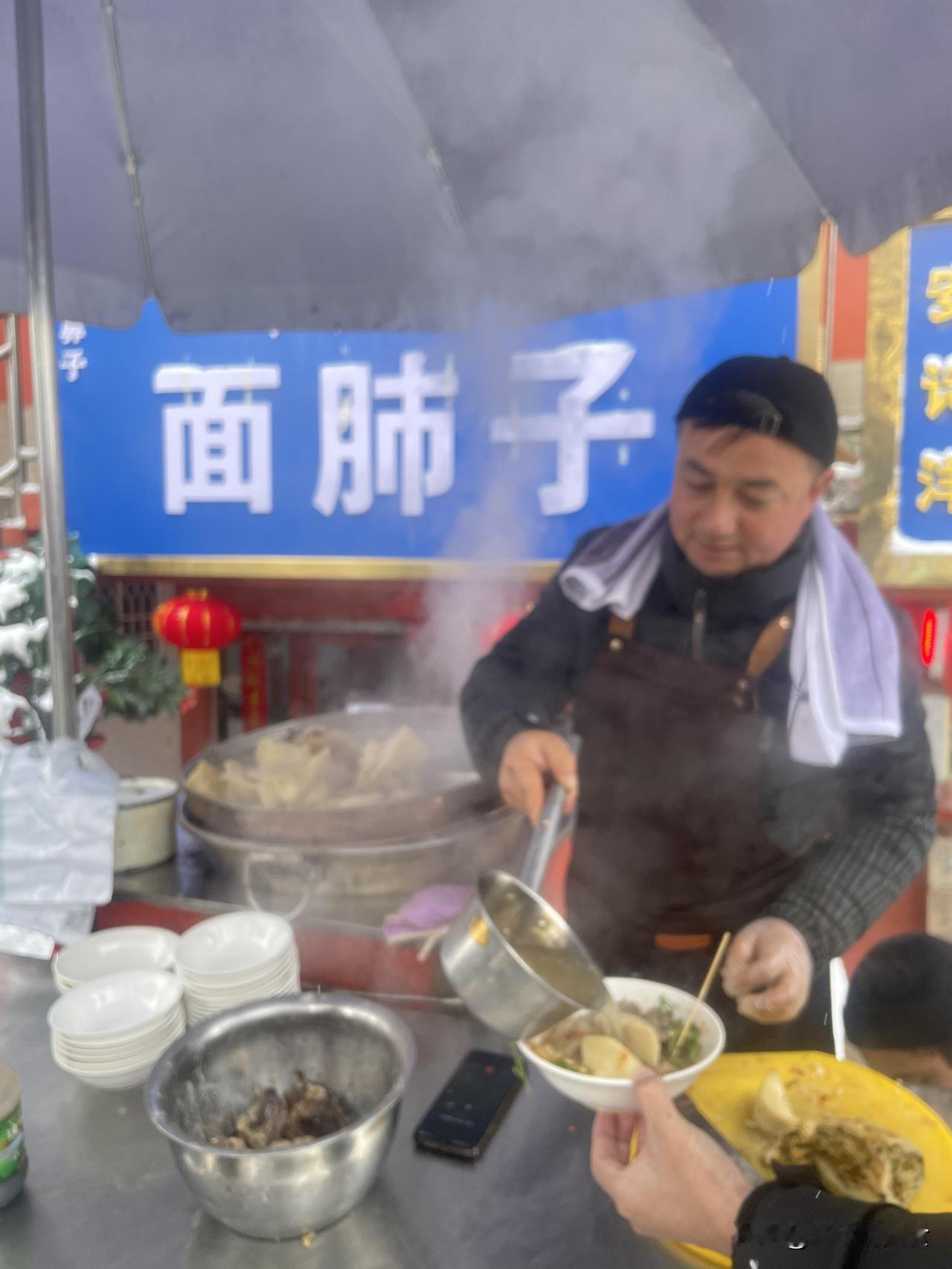 今天晚上的夜宵面肺子
自从减肥以来，晚上都不敢多吃油炸串串了，食堂的油条也不敢带