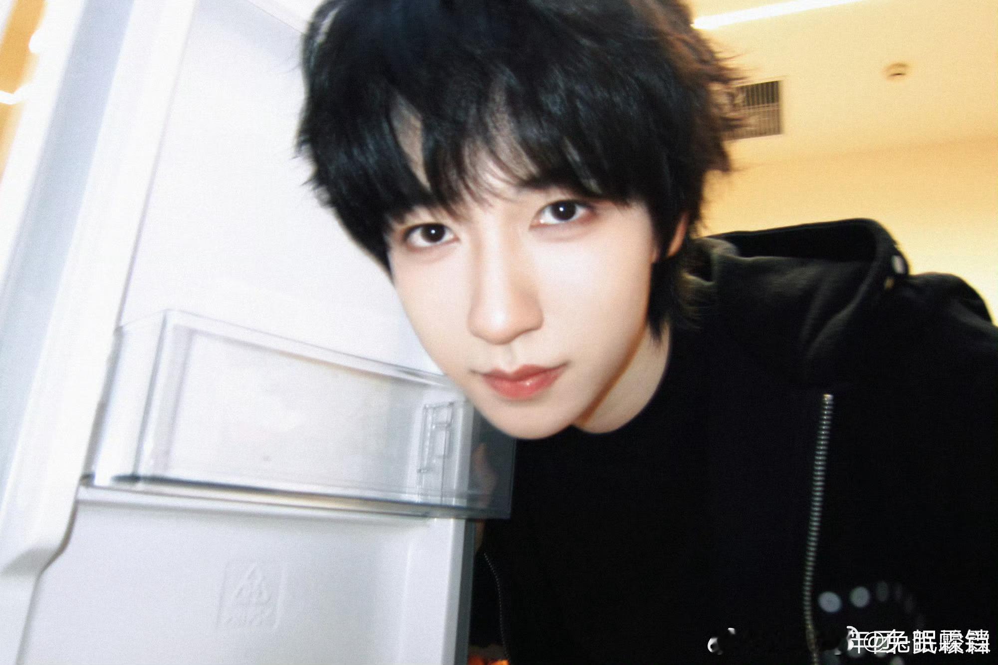 贺峻霖贺峻霖 二代唯一all绿青年主持人贺峻霖 想写一封情书 送给未来的你. ?