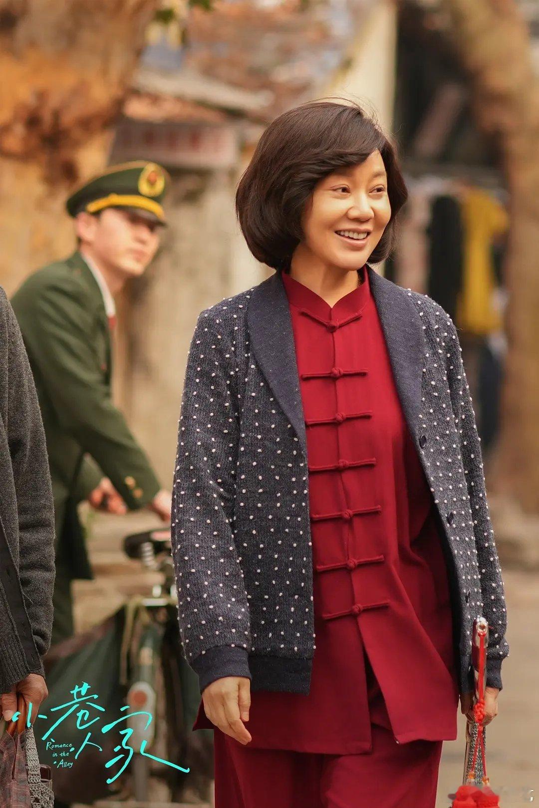 闫妮让郭晓东必须牵着她 红毯甜度天花板非这对莫属！《小巷人家》一家人齐聚，闫妮和