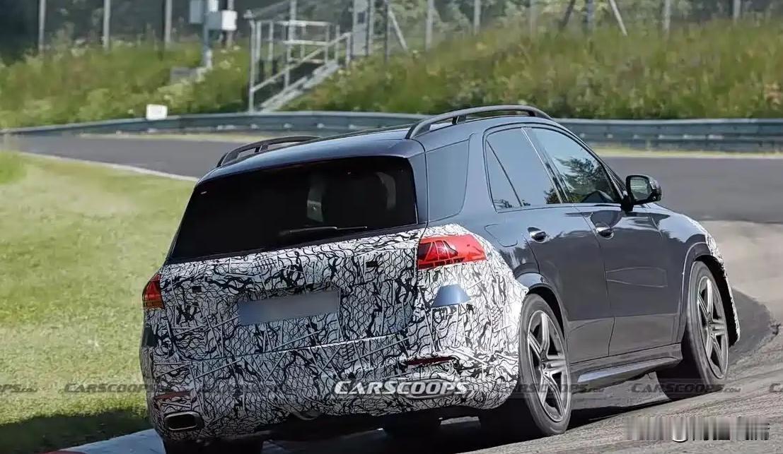 奔驰加长改款翻车？“花生灯”成最大槽点，车主直呼不实用
 
宝马X5L靠加长轴距