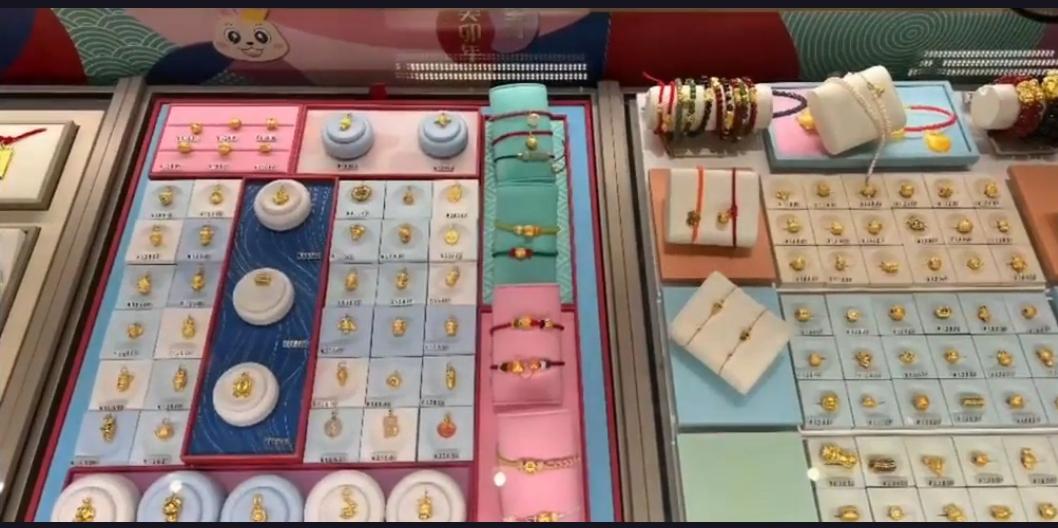 金价一夜暴跌11元！买金的大妈们慌了？专家：别急着出手

就在昨天，4月4日，国