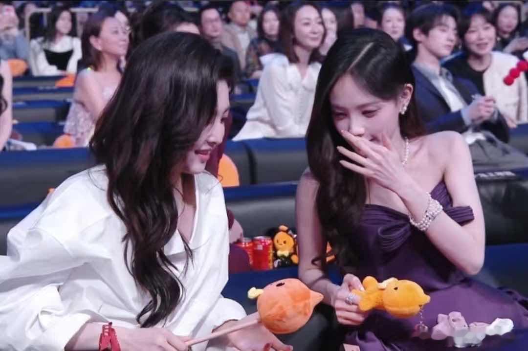 微博之夜gai溜子挖到微博之夜最美同框！章若楠和李一桐抱着淘小宝对镜浅笑，甜美氛