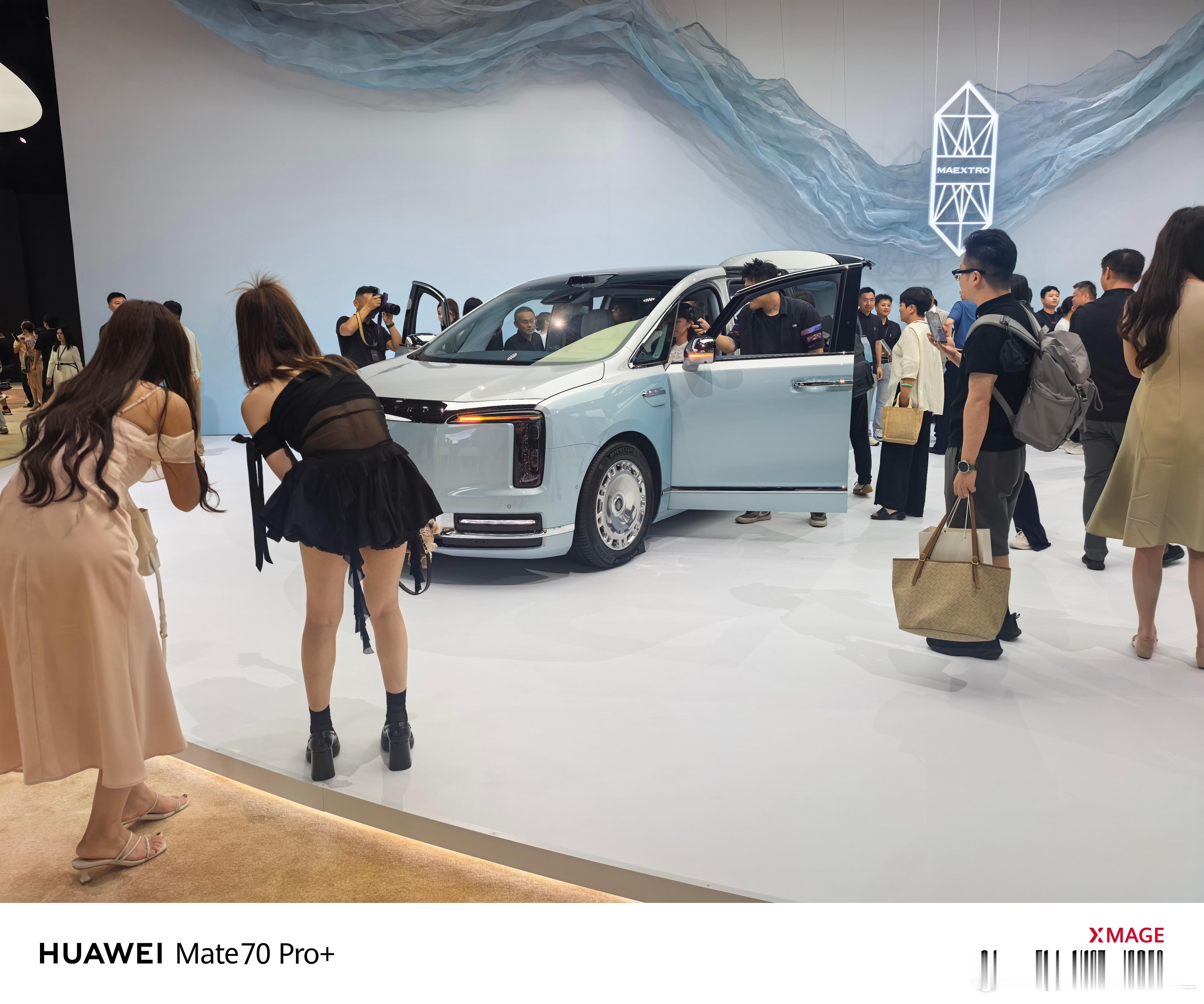 一眼就看中了尊界V800这个天青色。我说这颜色选装可不便宜啊… 