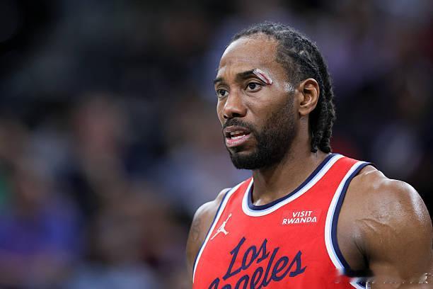 伦纳德因脚踝扭伤，缺席今日对阵马刺的比赛。这是伦纳德赛季第15次缺席比赛，还差2