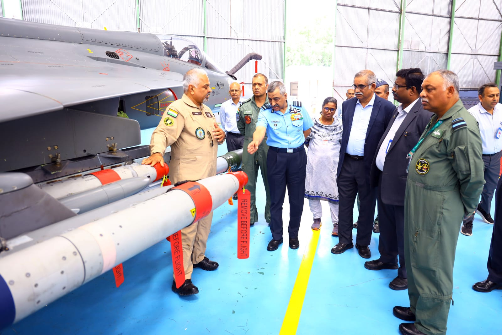 LCA Tejas Mk1A 战斗机成功集成并验证了由 HAL 公司设计的双挂架