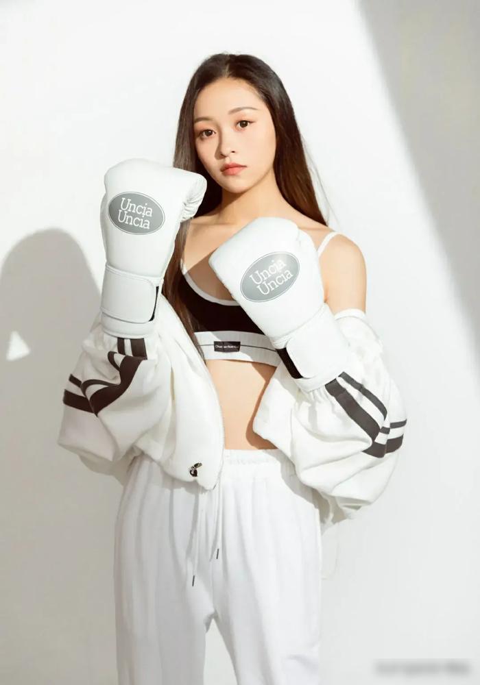 她居然是“中国首位奥运女拳王”，简直不敢相信！穿着深V吊带白裙，胸大腰细，高颜值