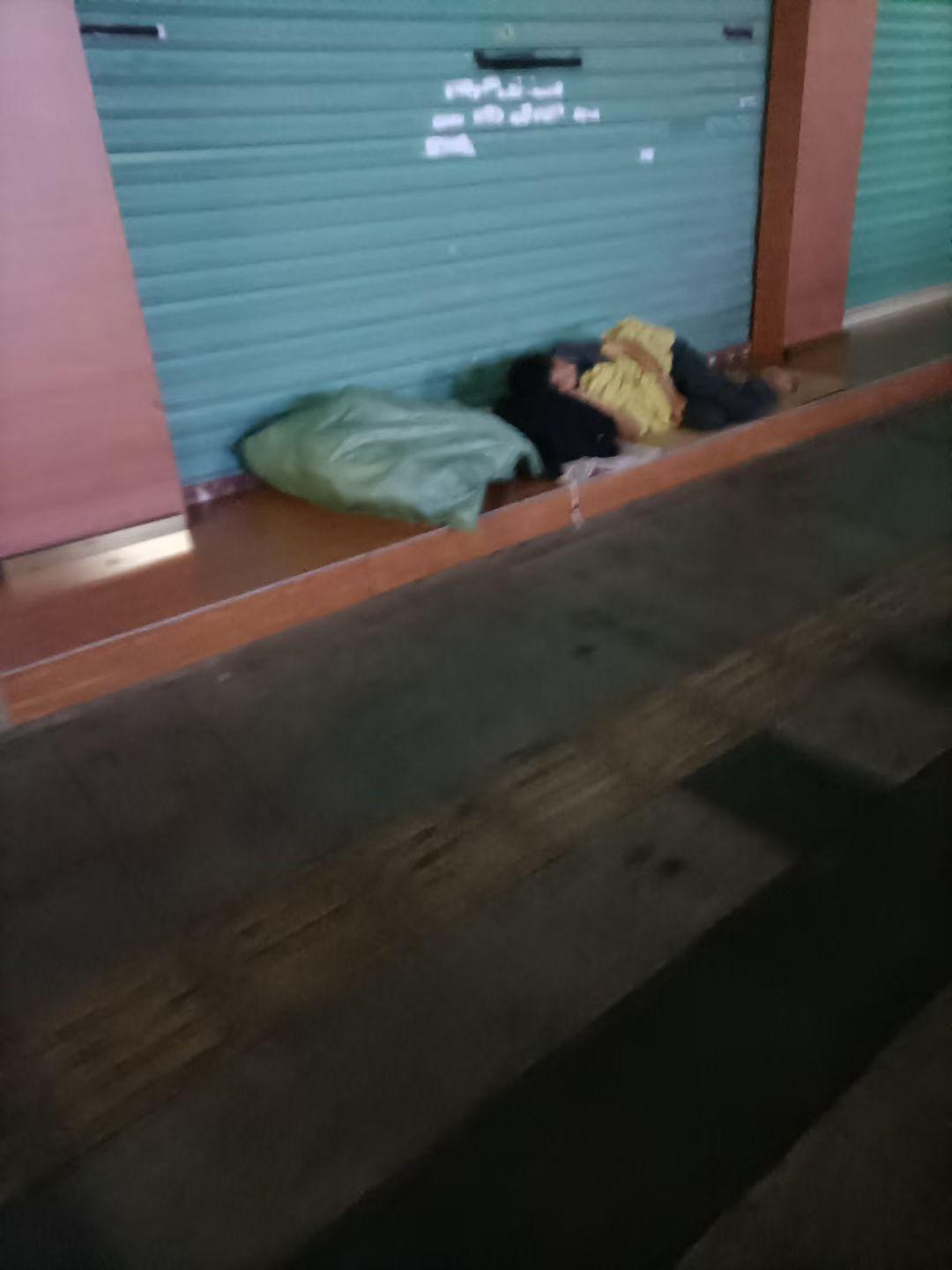 如果男人好吃懒做，那就只能睡大街了。昨天晚上我下班回来。看到有好几个男人睡在别人
