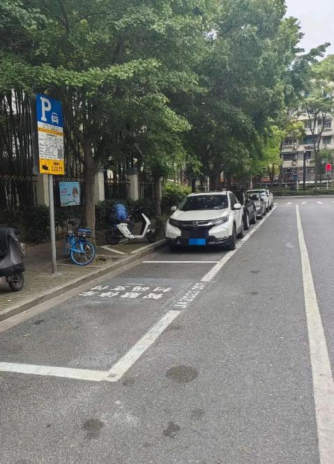 四川成都，男子在路边停了300多次车，每次离开都不缴费，累计欠下10000多停车