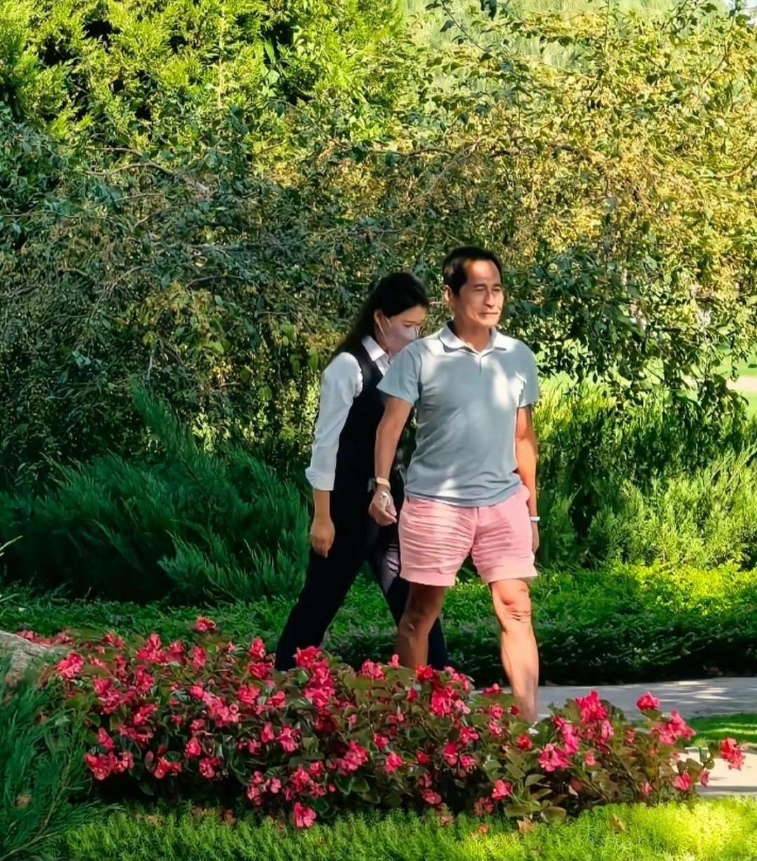 66岁齐秦在北京公园被路人抓拍。

皮肤黝黑，肩背还挂着点健硕的劲儿，

就是个