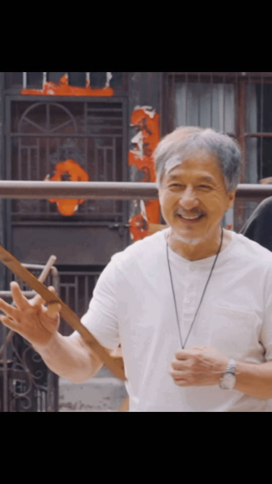 电影过家家情感预告 被预告里成龙的演技狠狠拿捏！开关灯发呆的侧影满是故事感，褪去