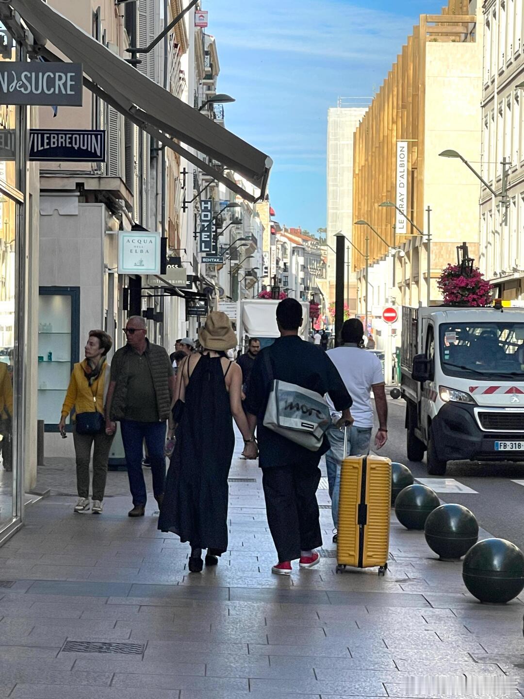 王传君齐溪戛纳街头被偶遇，夫妻俩手牵手看着好甜 ​​​