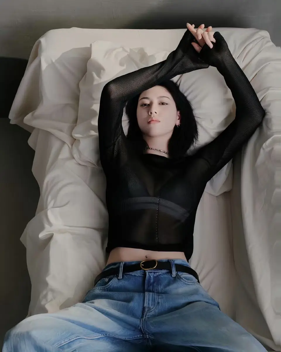 三吉彩花。