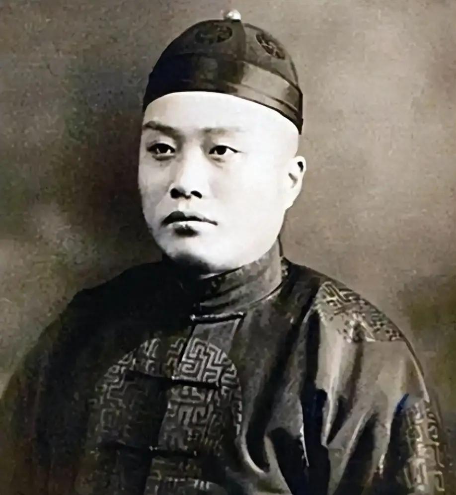1904年7月4日，273名贡士走进紫禁城保和殿参加殿试。没有一个人知道，他们正