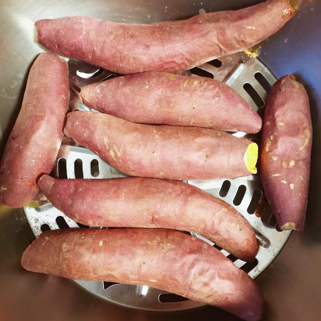 香喷喷的烤红薯，是冬季的限定美食。特别是趁热吃，冒着热气，又甜又糯的红薯，仿佛能