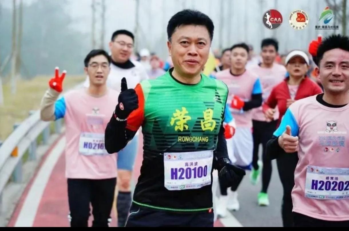 61岁再创佳绩！网红书记高洪波征战贵阳马拉松，半马2小时09分顺利完赛！
高难度