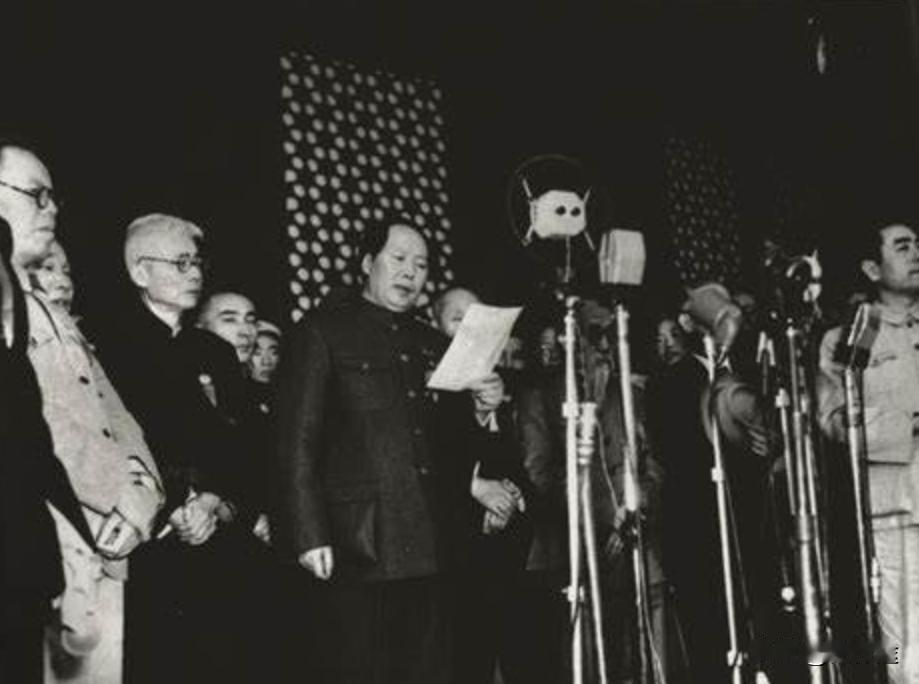 毛主席的霸气果然名不虚传，开国大典前夕，周总理问毛主席：“礼炮应当鸣几响呢？”