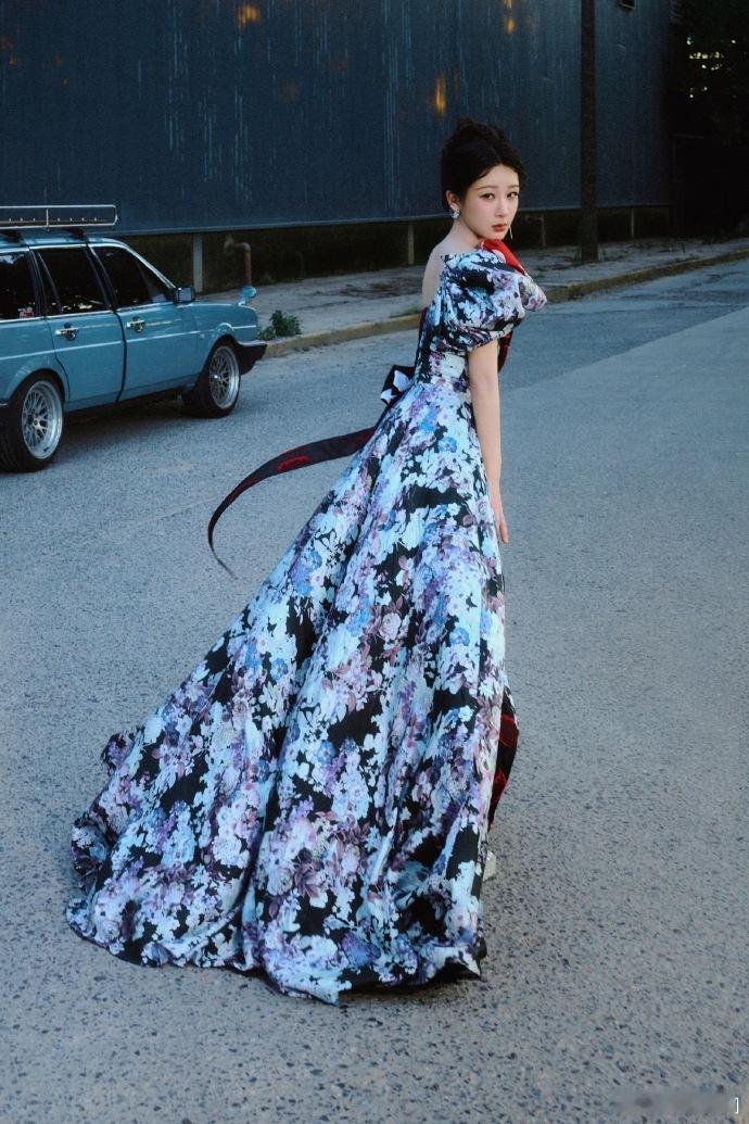 #杨紫露香肩了##杨紫半露香肩# ​​​杨紫此次半露香肩，完美地诠释了什么叫做美