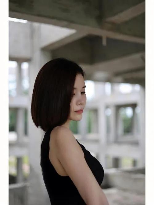 到底是什么事情呢？
同学小花离婚了。
初听到这个消息，几乎没有一个人相信。
小花