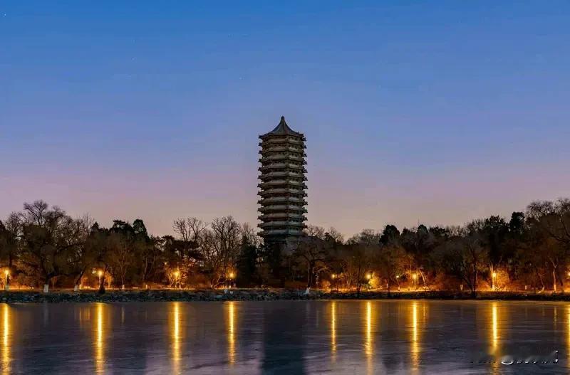 【未名湖水的商业奇观：当知识焦虑遭遇文化消费主义】  

近日，国内二手交易平台